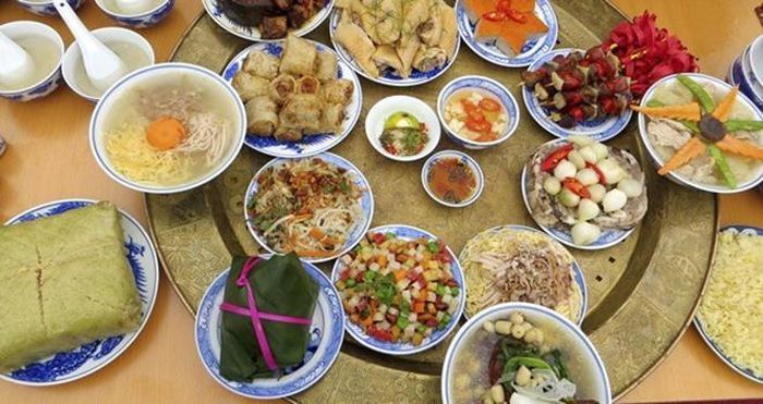 Mâm cơm cúng Tích điện và Chiêu điện cũng được chuẩn bị cầu kỳ