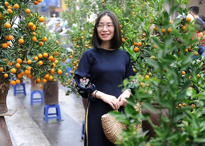 Các thiếu nữ thảnh thơi lưu giữ hình ảnh đẹp trong ngày cuối năm.