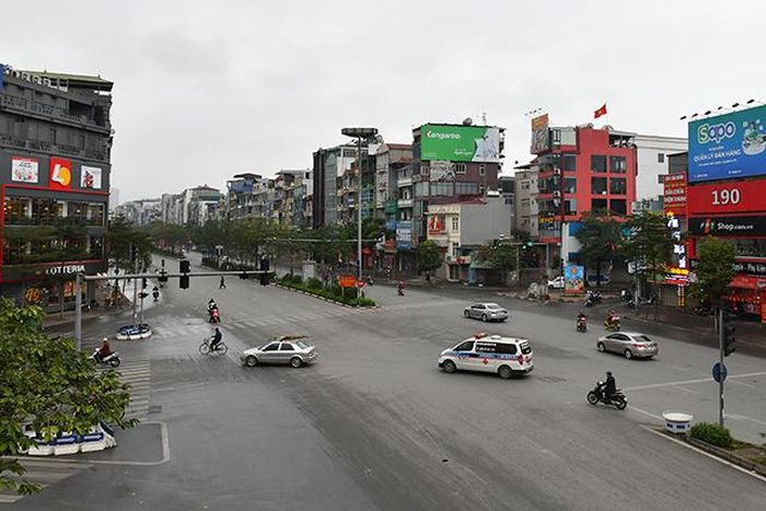 Tuyến đường Xã Đàn rộng thênh thang, khác hẳn với tình trạng đông đúc thường ngày.