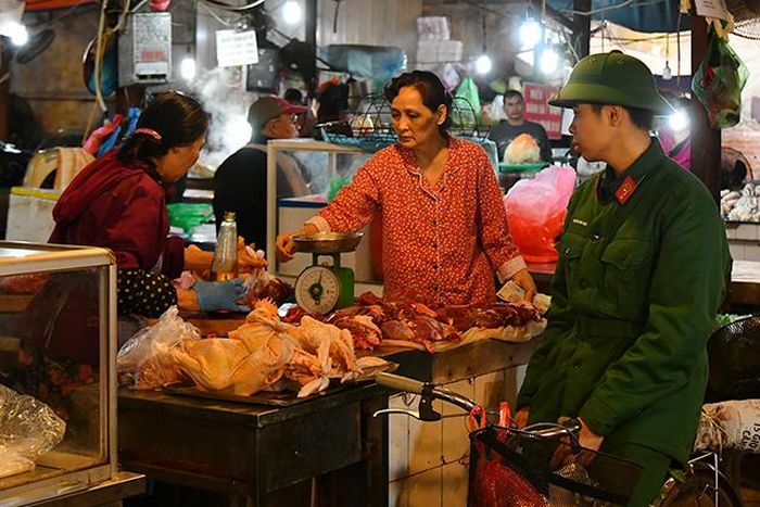 Sớm 30 Tết, người Hà Nội tất bật đi chợ để chuẩn bị mâm cỗ Tết, dâng lên tổ tiên, cầu cho năm mới bình an, may mắn. Đây là bữa cơm quan trọng trong văn hóa của người Việt dịp cuối năm.