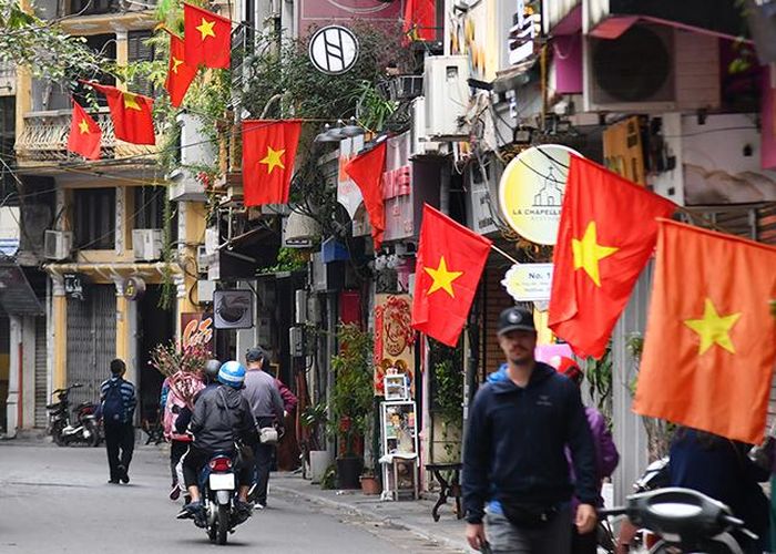 Khắp các khu dân cư, tuyến phố, người dân treo cờ Tổ quốc chào đón Tết Nguyên đán Canh Tý.