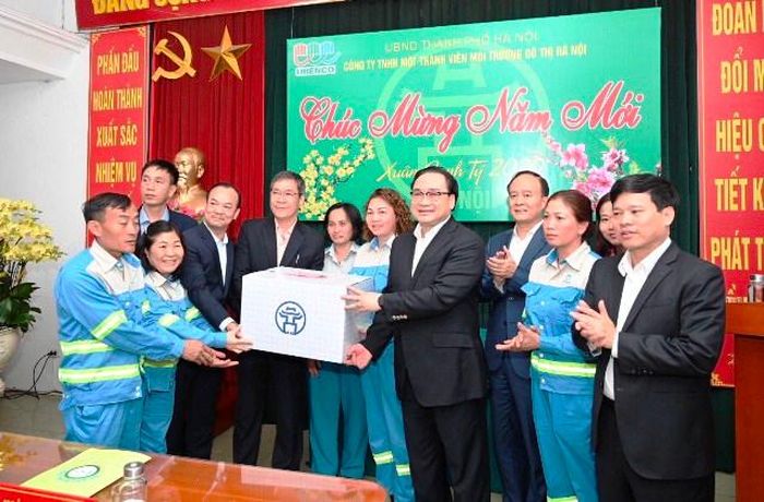 Bí thư Thành ủy Hoàng Trung Hải và lãnh đạo thành phố tặng quà cho cán bộ, nhân viên, người lao động Công ty Môi trường đô thị Hà Nội.