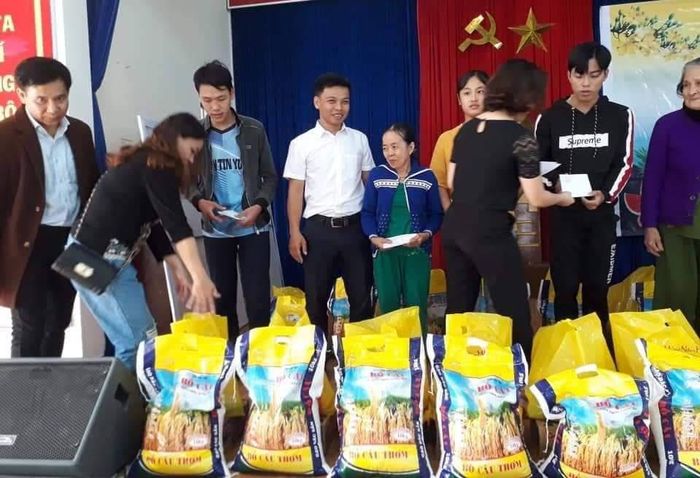 Nhóm thiện nguyện Đà Nẵng tặng quà tết cho người nghèo X.Hòa Bắc (H.Hòa Vang).