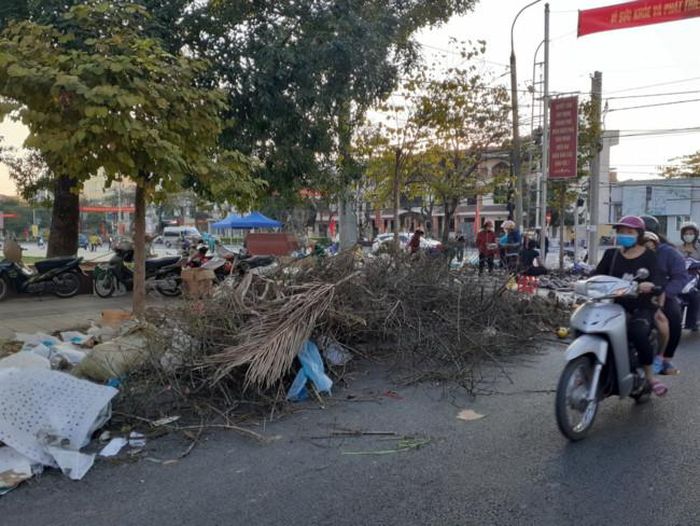  Quảng trường 7/5 thành phố Điện Biên Phủ ngồn ngộn rác thải sau các ngày họp chợ