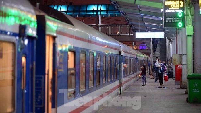 Những điểm đón khách lên tàu toát lên sự vắng vẻ đến lạ thường của những chuyến tàu cuối năm.