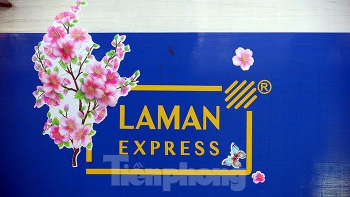 Ở hầu hết các toa của những đoàn tàu Tết, không khí đón chào mùa xuân mới luôn hiện hữu.