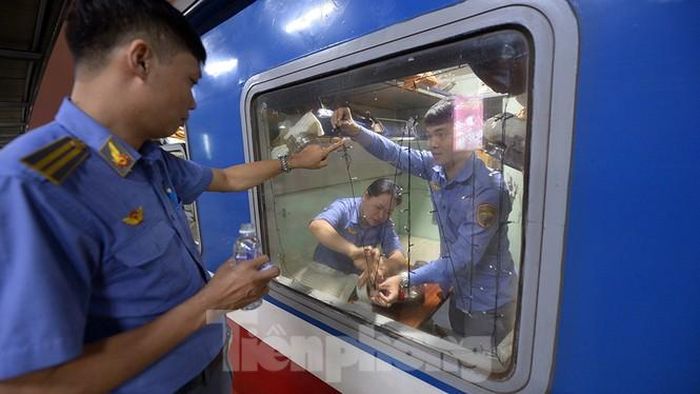 Nhân viên đường sắt trang trí đèn trước khi đón khách lên tàu, những khoang hành khách trửo nên Tết hơn bao giờ hết.