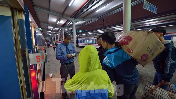 Những người con xa sứ, những hành khách với rất nhiều quà Tết vội vàng trong niềm vui háo hức được về với gia đình.