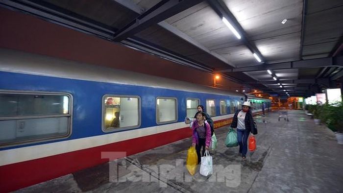 Những chuyến tàu đêm cuối năm rời Ga Hà Nội khá vắng khách, hình ảnh khác hẳn vẻ thường thấy ở nơi đây.