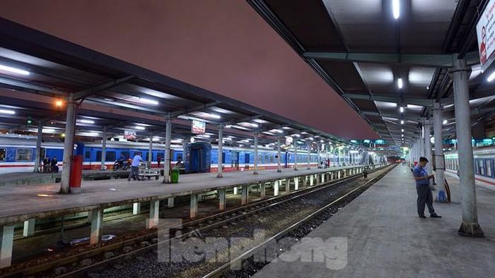 Phút thảnh thơi của lực lượng trật tự phía trong nhà ga.