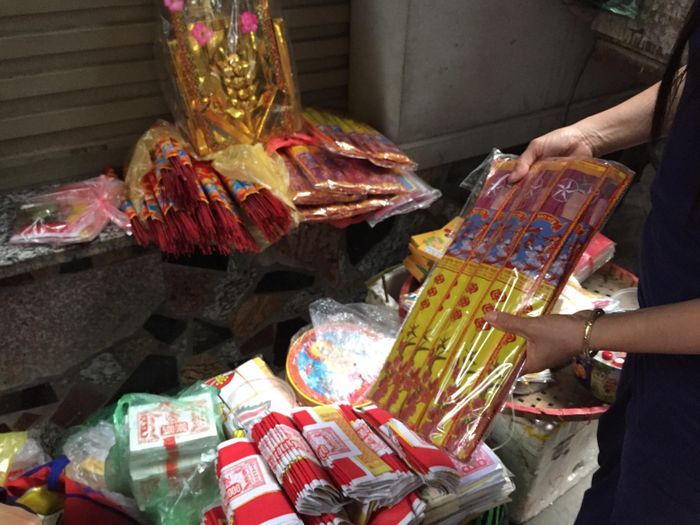 Đông không kém gà, rau xanh, vàng mã bán chạy sáng 30 Tết. Chỉ bán hết ngày 30, mở hàng sau Tết muộn, nên nhiều người tranh thủ sắm đủ lễ tới tận hoa vàng