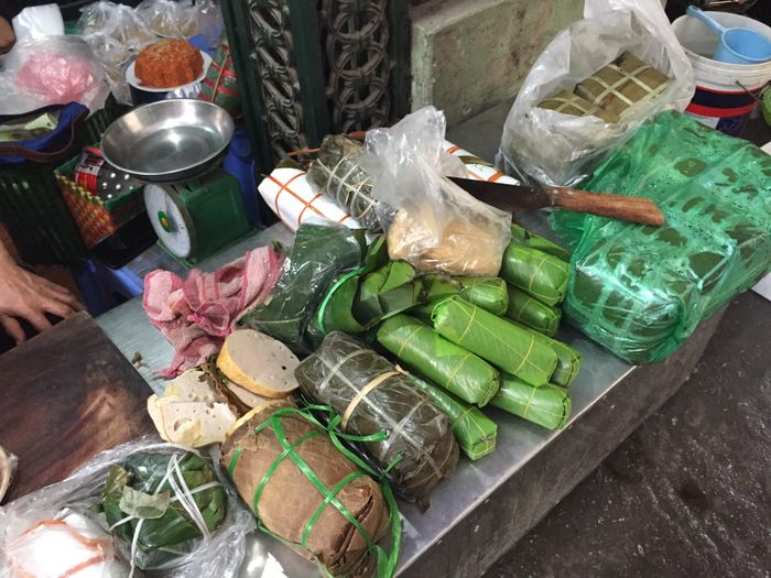 Giò chả, bánh chưng bán “cầm chừng” ngày cuối năm. Lên đến khoảng 200.000 đồng/kg giò lụa, khiến nhiều bà nội trợ đắn đo lựa chọn. Bánh chưng giá khoảng 80.000 – 100.000 đồng/ chiếc