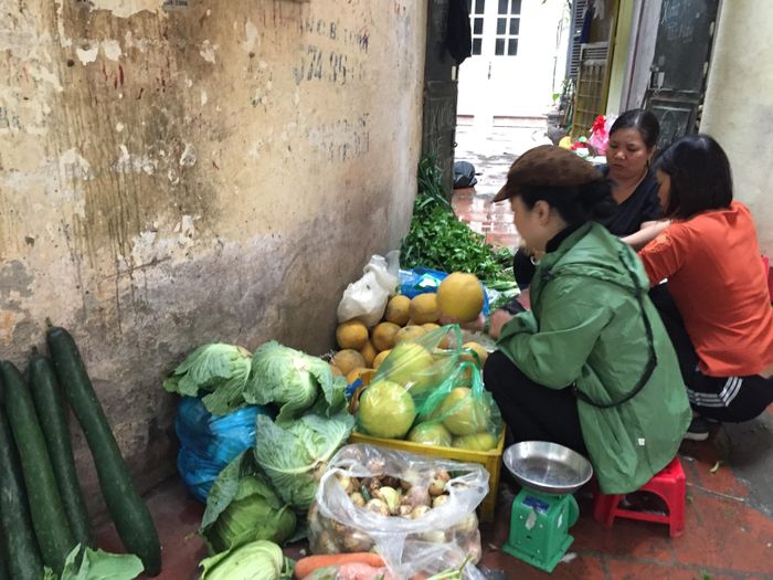 Tuy giá có tăng nhẹ nhưng không ảnh hưởng đến mức chi của các bà nội trợ. Bắp cải từ 15.000 – 20.000 đồng/ cây, su hào khoảng 10.000 đồng/ củ, đậu đũa 40.000 đồng/kg. Các loại rau khác như cải xanh, xà lách, súp lơ tăng 10.000 – 20.000 đồng/kg