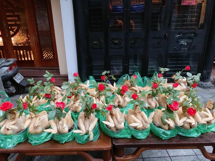 Những con gà luộc sẵn, buộc cánh tiên, trang trí cẩn thận có giá từ 400.000 – 1 triệu đồng/ con. Gà chín được sắp sẵn vào từng bát, bên dưới để kèm bộ lòng, tiết. Để “chắc suất” cho mâm cúng giao thừa, nhiều người đặt trước từ 2 ngày – 1 tuần