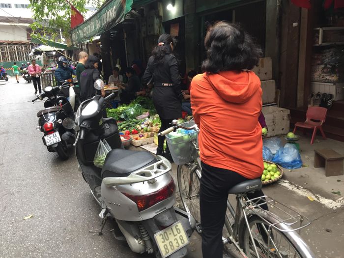 Gian hàng bán rau đông kín người, sợ rằng ngày đầu năm khan hiếm rau xanh, nhiều người mua tới vài trăm nghìn tiền rau tại chợ Thành Công