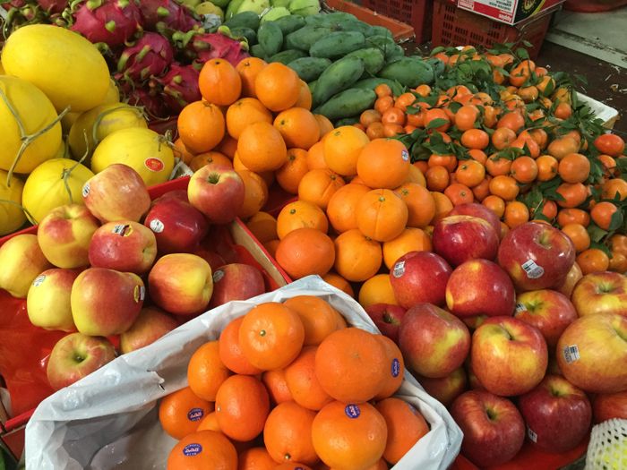 Xoài xanh, thanh long, cam canh, táo các loại từ 50.000 – 80.000 đồng/kg, sức mua không cao