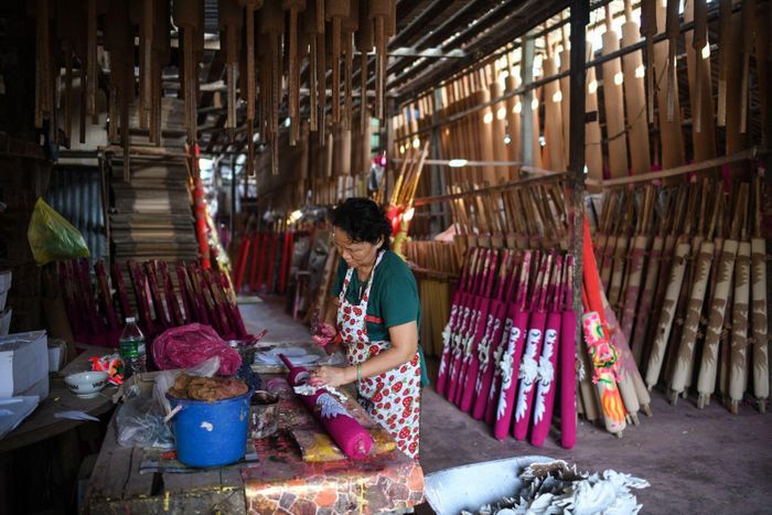 Một công nhân trang trí những cây nhang khổng lồ tại một nhà máy ở Kubang Semang, phía tây Malaysia. Ảnh: Getty