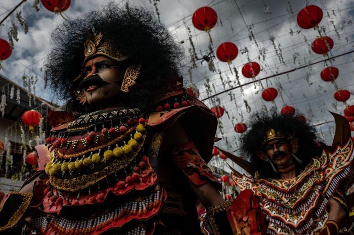 Một cuộc diễu hành đầy màu sắc diễn ra trong lễ hội Grebeg Sudiro đón Tết tại Solo, Trung Java, Indonesia. Ảnh: Getty