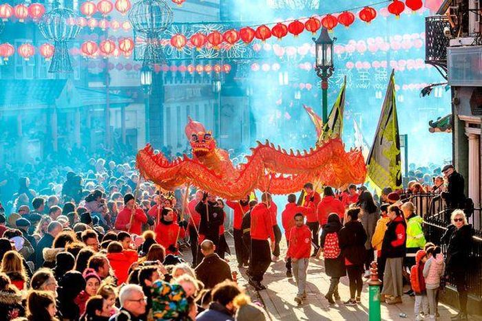 Một đoàn múa rồng tại khu phố Tàu ở Liverpool. Ảnh: Andrew Teebay