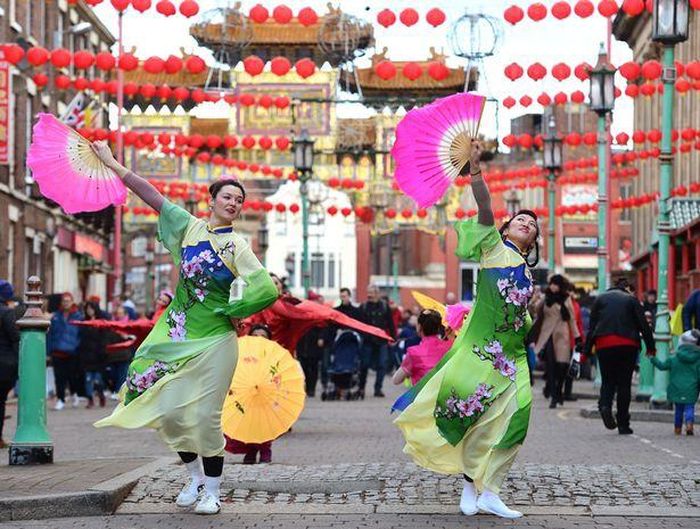 Điệu nhảy truyền thống của Trung Quốc trên đường Nelson. Ảnh: Andrew Teebay / Liverpool Echo