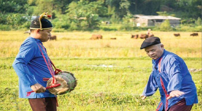 Nghệ nhân Sầm Dừn trong một buổi tập của Đội văn nghệ Sình ca