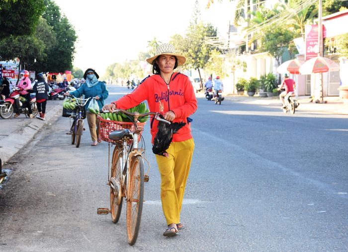 Những nhóm người Bahnar, Jrai đi bán trái sung, đu đủ, chuối, hoa.. đã thu dọn hàng của mình để cùng nhau trở về làng. Ảnh: Trần Dung