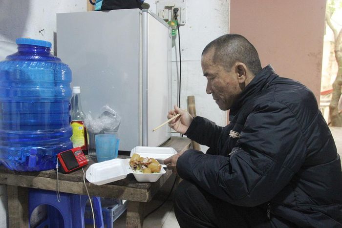 Bữa cơm ngày áp Tết của anh Đinh Văn Hồng trong phòng trọ.