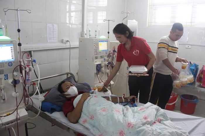 Câu lạc bộ Trái tim nhân ái tặng suất cơm tất niên cho người bệnh chạy thận.