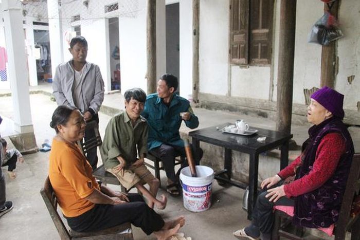 Những người trong xóm chạy thận cùng nhau trò chuyện.