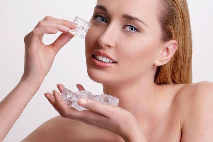 Đá viên có tác dụng làm se khít lỗ chân lông