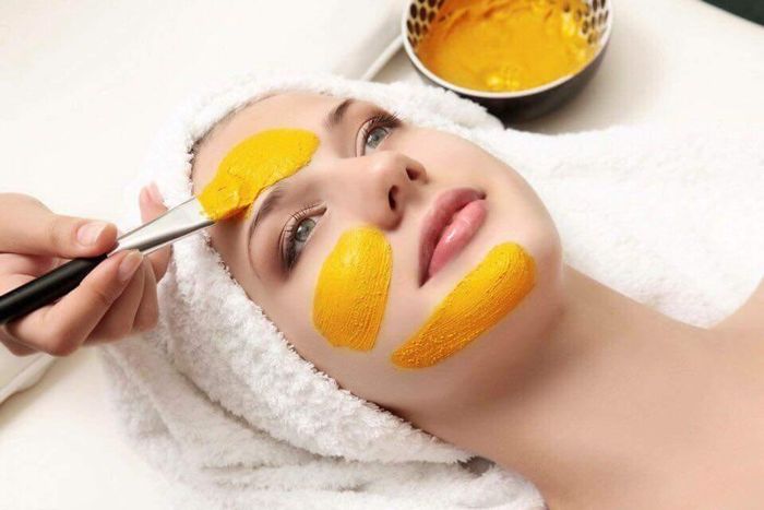 Dùng bột nghệ trộn với mất ong làm mặt nạ trị mụn hiệu quả
