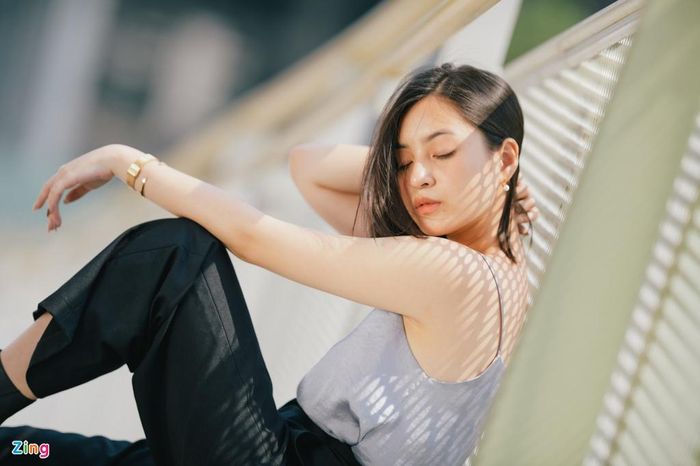  “Cô ấy đã bỏ lỡ tuổi thanh xuân của mình. Nếu gặp Hồng ngoài đời và là bạn bè, chắc tôi sẽ tát cho cô ấy tỉnh. Thanh xuân con gái có bao nhiêu đâu mà đợi Ngạn bao nhiêu năm trời. Hồng và Ngạn là 2 bức gương soi của nhau”, Khánh Vân giải thích. 