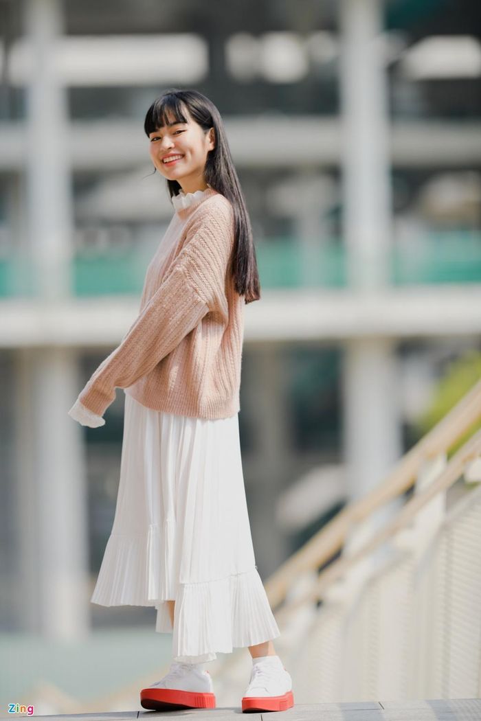  Khánh Vân (sinh năm 1995) lớn tuổi nhất trong 3 diễn viên nữ của phim. Tuy nhiên, cô lại vào vai Trà Long - con gái của Hà Lan (Trúc Anh). Ngoài đời, Trúc Anh kém Hà Lan 3 tuổi. Khánh Vân tâm sự cô không gặp khó khăn khi vào vai Trà Long bởi tính cách nhân vật này giống hệt cô ngoài đời. 