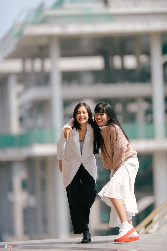  Trong buổi chụp hình của Zing.vn, cả hai thoải mái tạo dáng và trêu đùa nhau. Mắt biếc chuyển thể từ tiểu thuyết cùng tên của nhà văn Nguyễn Nhật Ánh. Phim xoay quanh cuộc đời của Ngạn (Trần Nghĩa) và Hà Lan (Trúc Anh). Dàn diễn viên của phim đều là gương mặt mới. 