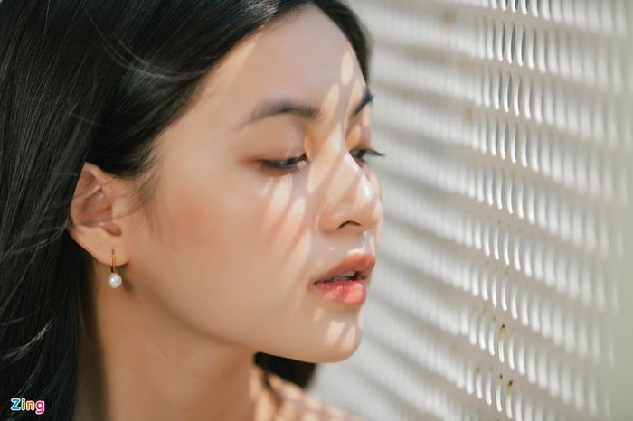  Hồng là nhân vật mới, không có trong tiểu thuyết. Ở phim, Hồng yêu thầm Ngạn từ khi còn nhỏ tới năm cô 35 tuổi. Nói về nhân vật đáng thương và đáng trách trong phim, Khánh Vân chọn Hồng. 