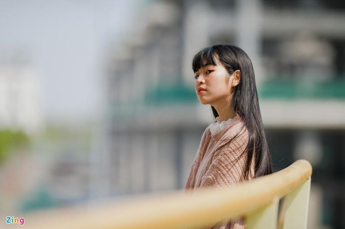  “Ngay cả khi đọc truyện thì Trà Long là người tôi cảm được nhiều nhất. Cho nên khi nhận vai, tôi rất vui và cũng không cảm thấy khó khăn gì. Nếu có khó khăn thì là team trang điểm phải làm sao cho tôi trẻ lại thôi”, cô chia sẻ. 