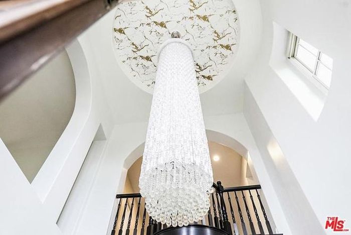 Tiền sảnh chào đón khách khứa đến chơi bằng phong cách vô cùng ấn tượng với điểm nhấn là chiếc đèn chùm pha lê lung linh, được thiết kế độc đáo để nó trông như một khối thạch nhũ.