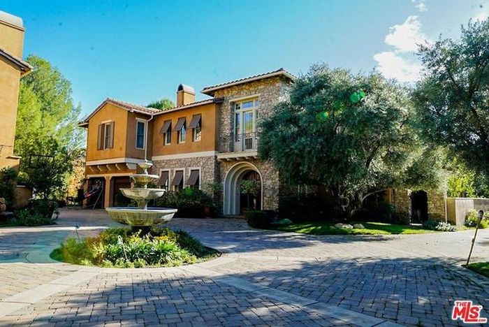 Bất động sản tọa lạc tại khu Hidden Hills, thành phố Los Angeles (California, Mỹ), mang tông màu vàng chủ đạo khiến nó trông nổi bật.