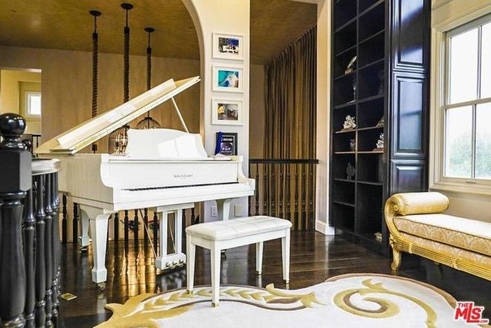 Sảnh chờ dành cho khách đến chơi được trang hoàng lộng lẫy, cầu kỳ, toát lên vẻ đẹp của sự hào nhoáng.