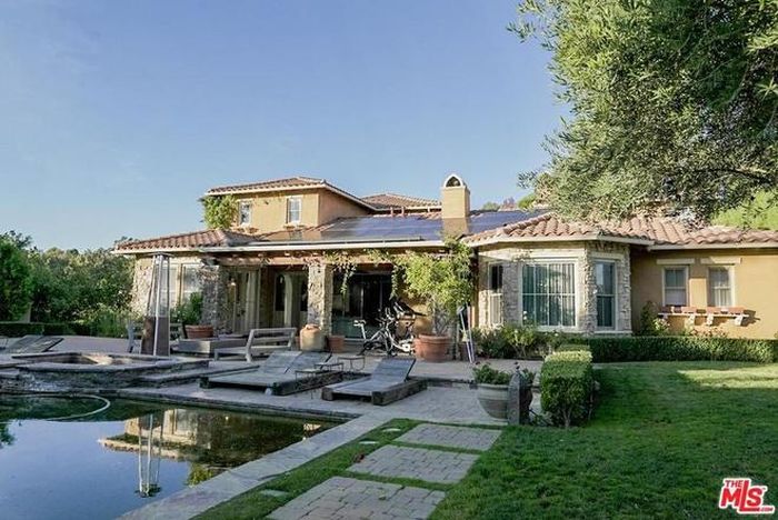 Biệt thự có diện tích gần 725 m2 với 5 phòng ngủ và 6 phòng tắm, được thiết kế theo phong cách truyền thống vùng Địa Trung Hải, nằm trên một mảnh đất rộng hơn 12.000 m2,