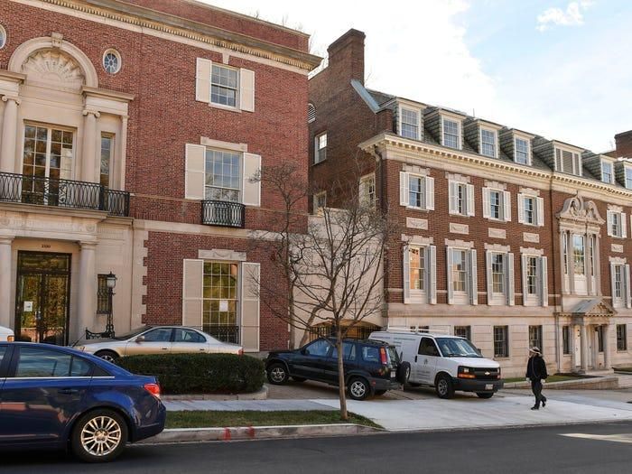 Năm 2016, Bezos mua một bảo tàng dệt may cũ ở khu Kalorama, thủ đô Washington DC với giá 23 triệu USD. Tòa nhà rộng khoảng 2.500m2 này là di tích lịch sử quốc gia. Ông chủ Amazon chi khoảng 12 triệu USD để sửa sang ngôi nhà. Ảnh: Getty. 