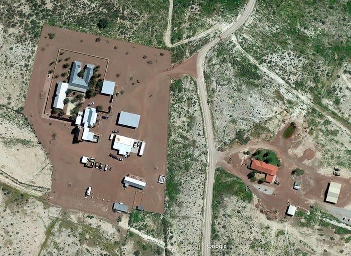  Ông chủ Amazon cũng sở hữu khu đất rộng khoảng 121,4 km2 cách thị trấn Van Horn, bang Texas 30 dặm. Khu đất này dùng để phát triển Blue Origin, công ty về không gian, vũ trụ của Jeff Bezos. Ảnh: Google Earth. 