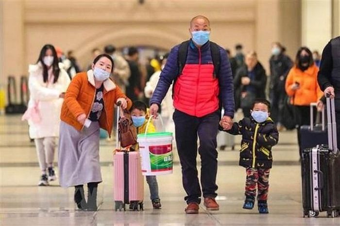 Hành khách đeo khẩu trang khi di chuyển tại một nhà ga ở Hồ Bắc, Trung Quốc để phòng tránh lây nhiễm dịch bệnh viêm phổi do virus corona ngày 21/1/2020. Ảnh: AFP/TTXVN