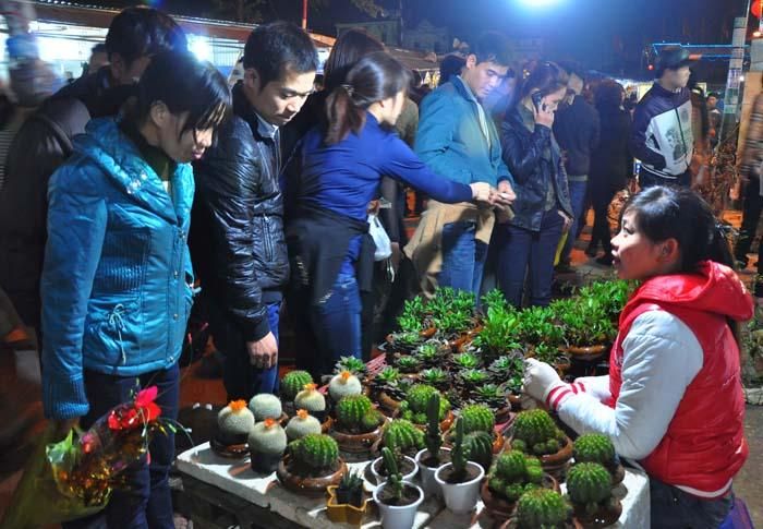 "Mua may bán rủi" tại chợ Viềng