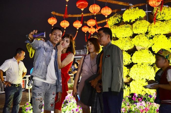 Người dân, du khách ghi lại khoảng khắc chuyển giao năm cũ và năm mới.