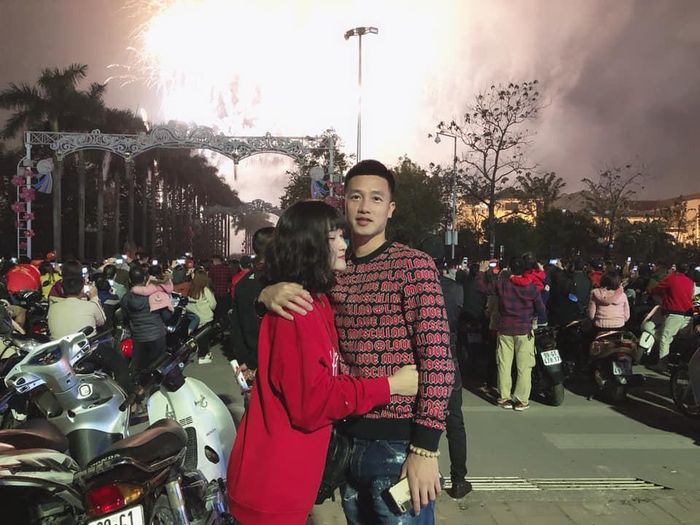 Thời trang ngày Tết “ton sur ton” Nguyễn Huy Hùng và bạn gái khi đón giao thừa cùng nhau. Ảnh: FBNV.