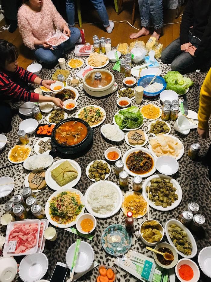 Mâm cơm tất niên của Linh và bạn bè ở Nhật. Ảnh: NVCC