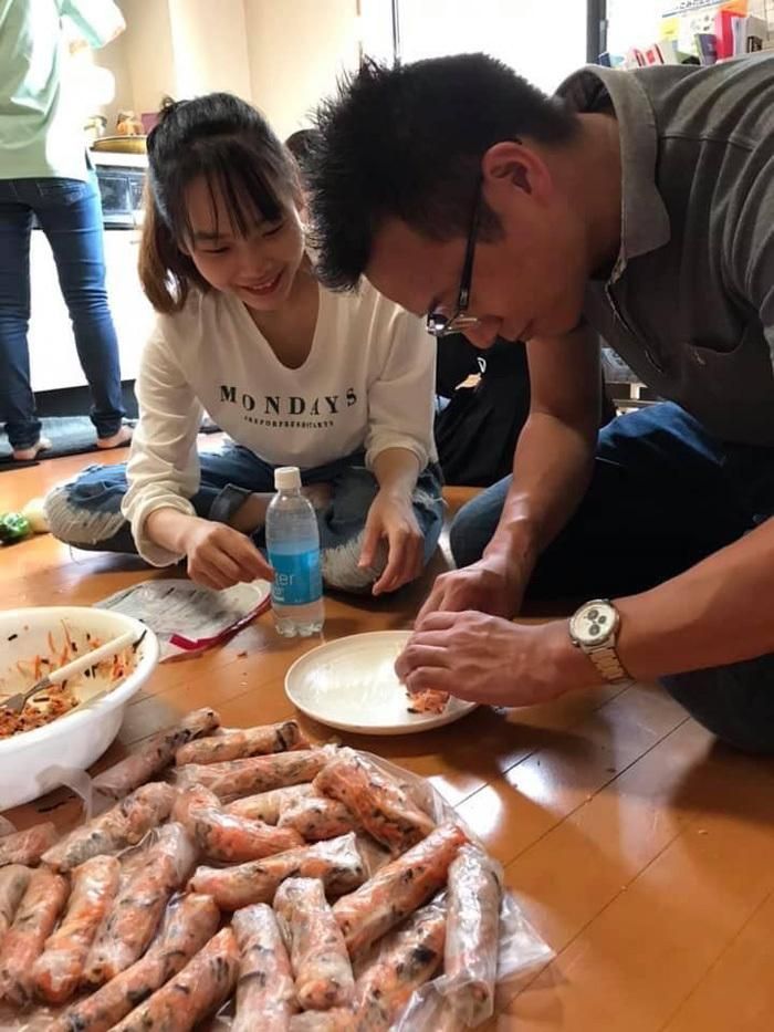 Không có gia đình ở bên, người Việt khắp nơi trên thế giới tự tìm đến nhau để nhớ về ngày Tết cổ truyền. Ảnh: NVCC
