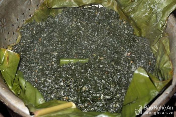 Những gia đình nào chuẩn bị kỹ càng hơn thì có thêm món rêu đá. Rêu đá được vớt từ khe suối lên và làm sạch qua nhiều công đoạn sau đó mới chế biến.