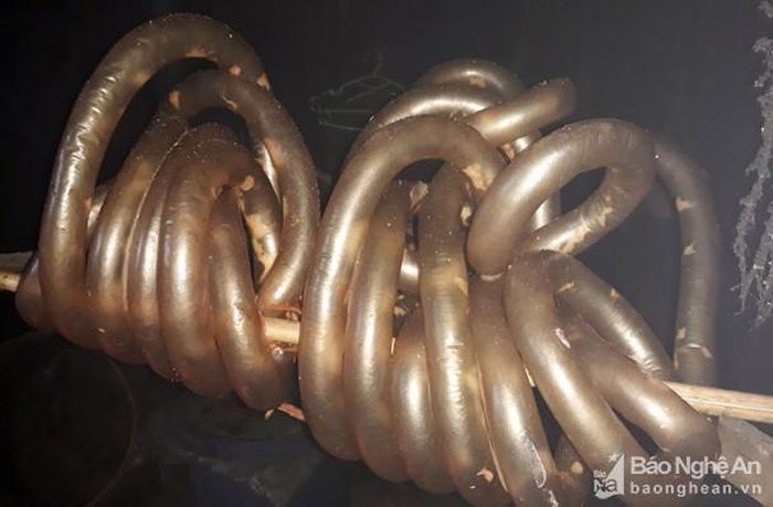Phần ruột được người Mông làm sạch và phơi khô trên gác bếp sau đó chế biến thành món “nhú dử” (một kiểu làm dồi nhưng nhân là nếp và nhiều loại gia vị khác) để đãi khách quý.